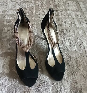 обувь женс: Туфли замшевые абсолютно новые качественные фирмы kadina. На узкую