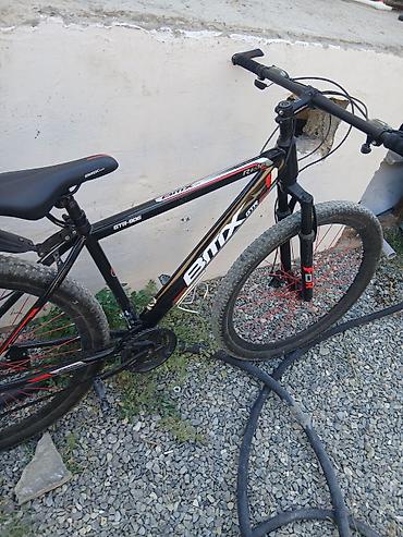 dag velosipedi: BMX GTR-906 dağ velosipedi. Velosiped qara rəngdədir, qırmızı və ağ — 4