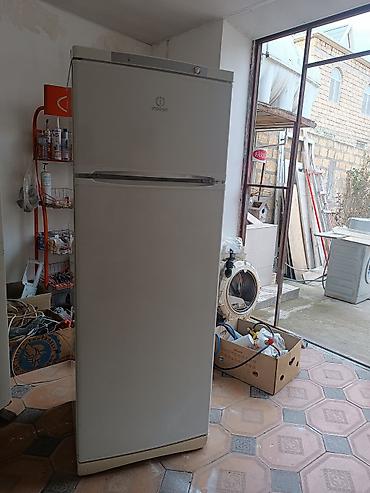 Soyuducular: İşlənmiş 2 qapılı Indesit Soyuducu Satılır, rəng - Ağ, Təkərli — 1