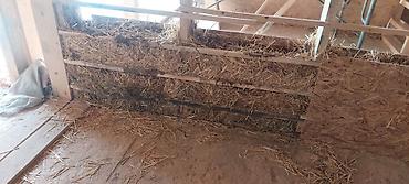 Другие стройуслуги: Стена дома, частично утепленная тюками соломы, закрепленными — 10