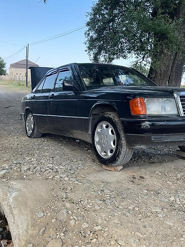 yan güzgülər s: Mercedes-Benz 190 (W201) sedan — qara rəng, 4 qapı. Texniki və dizayn — 10