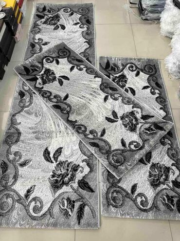 Tepisi i prostirke: Nova kolekcija
Set 3 staze
 (1) 76x250
(2) 63x140 — 8