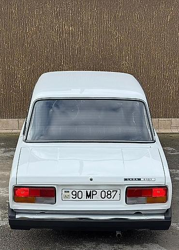 2107 oturacaqlar: Lada 2107, ağ rəng, sedan kuzov. Xarici: - Xrom ön barmaqlıq, kvadrat — 2