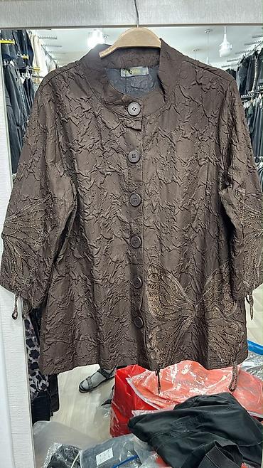 Qəhvəyi rəngli qadın üst geyimi/jaket modeli. Parça səthində qırış