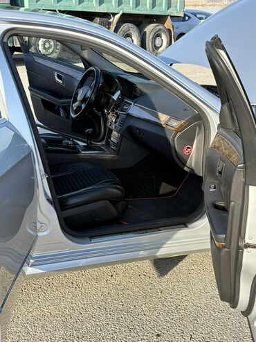 Mercedes-Benz: Mercedes-Benz E 220: 2.2 l | 2011 il Sedan — 12