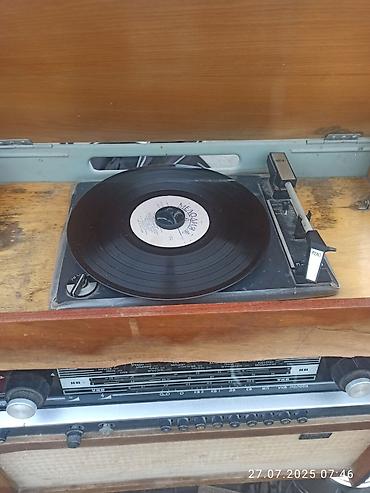 retro gramofon: Bu "Rigonda 102" modeli retro üslublu radiola, vinil plastinkalar üçün — 2