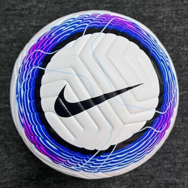 маленький мяч: Белый футбольный мяч Nike с яркими синими и фиолетовыми узорами, а