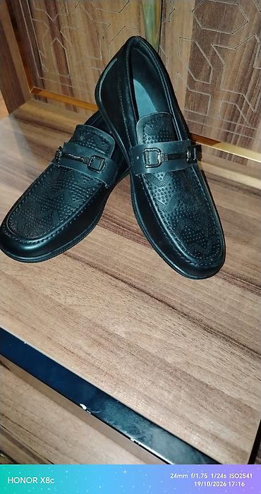 kişi cantalari: Qara rəngli kişi loafer ayaqqabısı. Klassik və səliqəli dizayna — 1