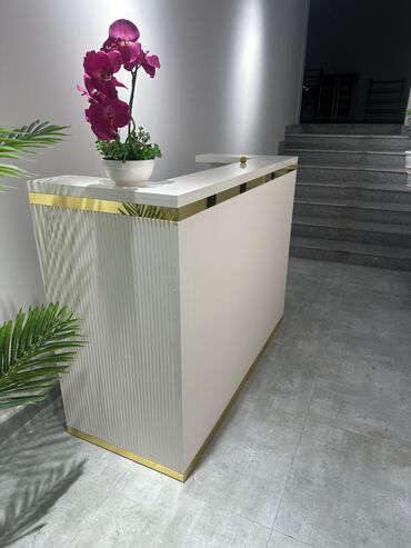стол массив: Ağ rəngli resepşn masası, qızılı rəngli metal detallarla