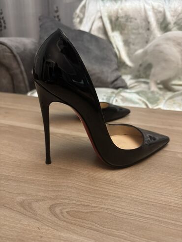 женские зеленые туфли: Orijinal - Brend: Christian Louboutin (daxildə və altlıqda loqo