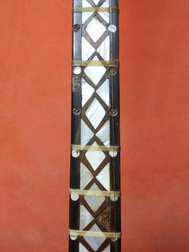 Saz: Saz. Qədimi. 1948 -ci il. Əl işi. Üstü təbii sədəflə işlənib. Bəzi — 4