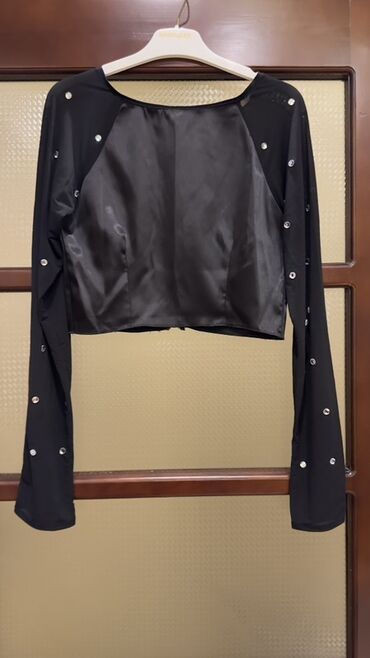 Rhinestone detalları ilə bəzədilmiş qara rəngli qısa top. Uzun qolları
