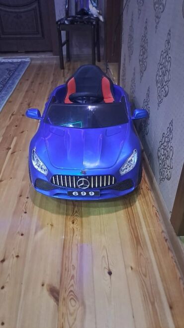 Uşaq üçün elektrik maşınları: Uşaq maşını. Baterekasina kimi tezedi 10 gun deyil alınıb pult adapdr