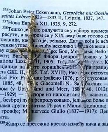Ostali antikviteti: Dva KRSTa privesci. Privezak krst je lepo izrađen verski dodatak koji — 6