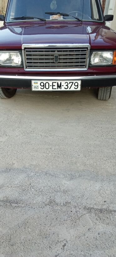 Информатика: Lada 2107 sedan – vişnə rəngi (bordo). Klassik kvadrat dizayn, xrom ön