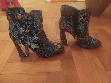 Personal Items: Ankle boots, 40