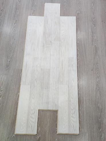 ucuz laminant: Açıq ağ-boz tonlarda, ağac teksturalı döşəmə paneli (laminat tipli) — 1