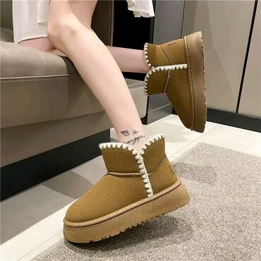 Čizme: Cizmice 
37-42 brojevi
cena 2950 din — 12