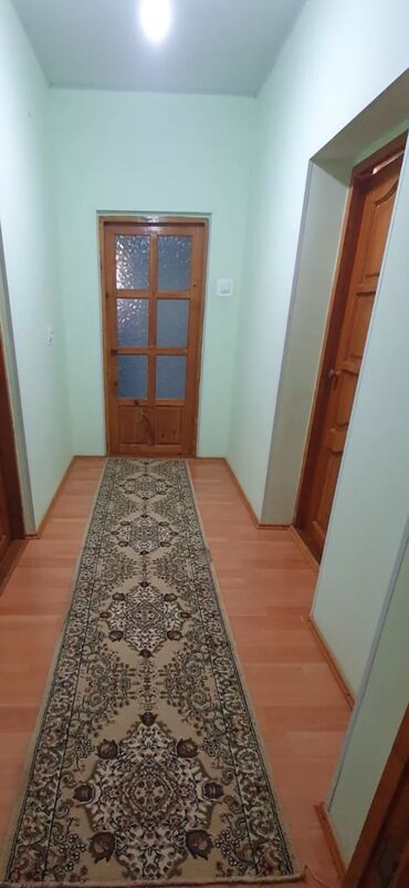 дом токмока: 55 кв. м, 3 бөлмө, Унаа токтотуучу жай, Забор, тосулган