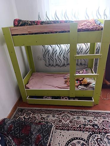 двухъярусный кровати: Двухъярусная детская кровать, Б/у, ЛДСП, цвет - Зеленый — 1