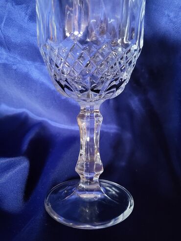 Čaše: Case nove italijanske za vino. 80,90te. Case komada 6 u — 11