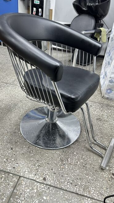 кресло реклайнер для наращивания ресниц: Парикмахерское кресло на круглой металлической базе. - Обивка: черный