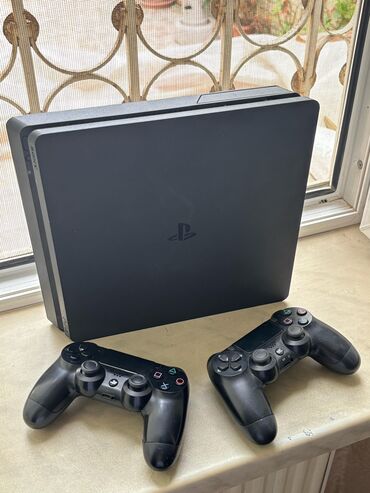 PS4 (Sony Playstation 4): Qara rəngdə PlayStation 4 oyun konsolu. İdeal vəzyətdədir