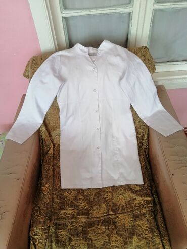 Tibbi geyim: Salam aleykum Ağ rəngde az geyinilmiş tibbi xalatlar ve başqa tibbi — 24