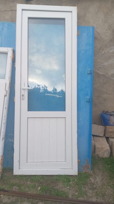 islenmis plastik qapi: PVC qapı uzunu 219 eni 80 - Material: ağ rəngli PVC/profil - Üst