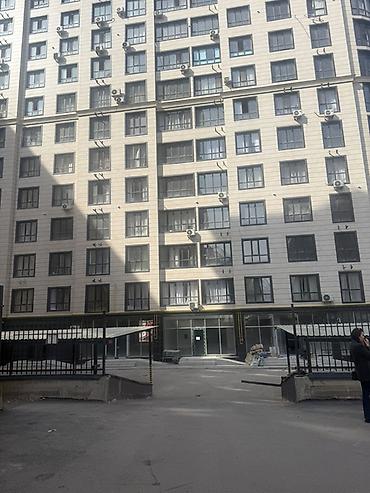 Аренда помещений свободного назначения: Сдается в аренду коммерческое помещение на первом этаже нового жилого — 17