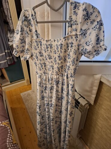 Gündəlik donlar: Ağ rəngdə, qara çiçək naxışlı, uzunqol qadın midi donu. Donun V — 12