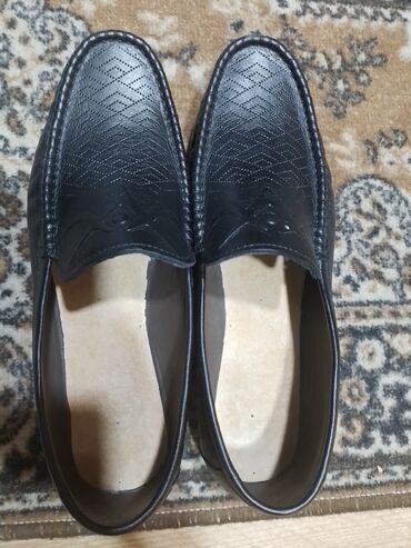 ayaqqabı 38р: Qara rəngli, dəri görünüşlü, rahat slip-on ayaqqabılar. Üzərindəki