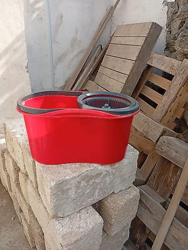 Şvabra, mop: Qırmızı rəngli döşəmə silmə vedrəsi, sıxma bölməsi ilə. Plastik — 2