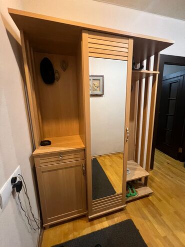 Ev və bağ: 85azn Dolab əla veziyyetde.2/1,53 ölcusunde.Material taxta.unvan