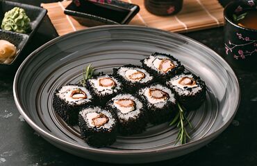 Готовые блюда, кулинария: Сеты роллов и суши - Тёплые роллы в хрустящей панировке: крупные — 3