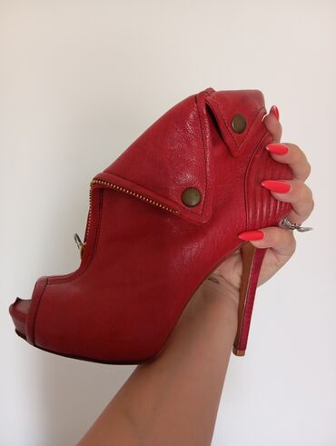 Uzunboğaz, Balenciaga, Ölçü: 35.5, rəng - Qırmızı, İşlənmiş
