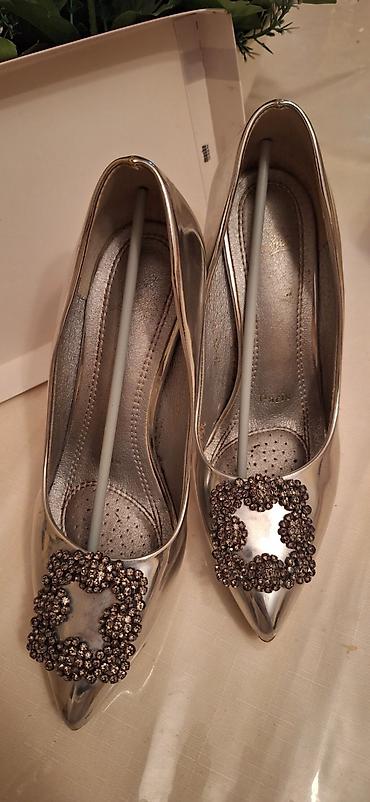 Tuflilər: 37 olcudu, Gümüşü rəngdə, parlaq laklı səthə malik qadın stilettosu. - — 1