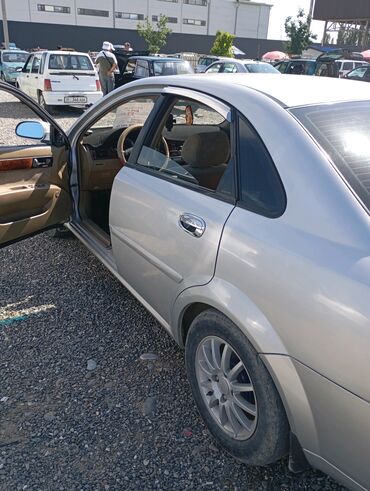 гольф 2 сидения: Daewoo Lacetti серебристого цвета. Этот седан предлагает просторный
