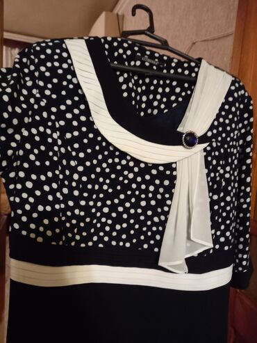 Paltolar: Yaşlı canım geyimidi. 1dəfə geyinilib. yeni kimidi baha alinib. 20azn