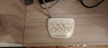 Принтеры: TP-Link brendinə məxsus ağ rəngli simsiz router. Bu model, ev və ya