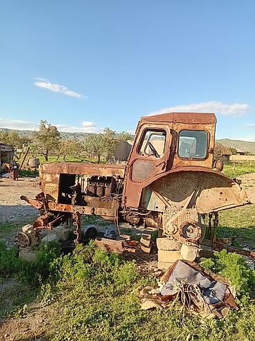 te 150 traktor: Bu, əsasən metal çərçivəsi və kabin hissəsi qalan köhnə traktor — 2