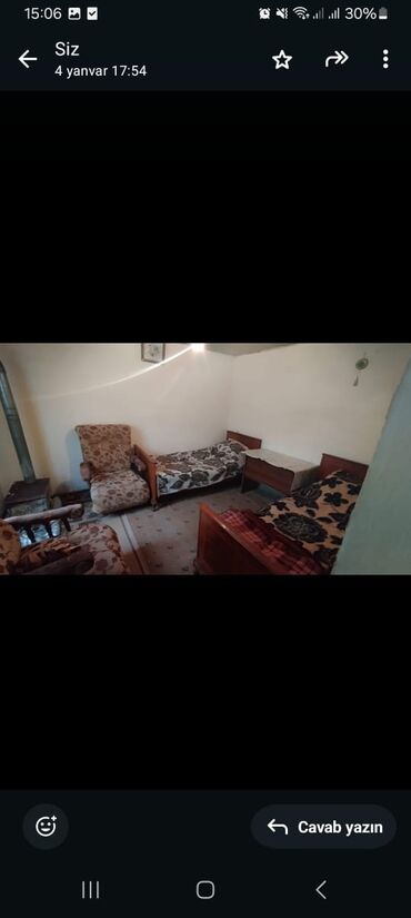 Otaqlar: Bu ev rahat və praktiki yaşayış sahəsi təklif edir. Otaqlarda iki