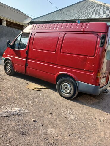 maşın disk: Yükdaşımalar üçün nəzərdə tutulmuş qırmızı rəngli "Ford Transit"