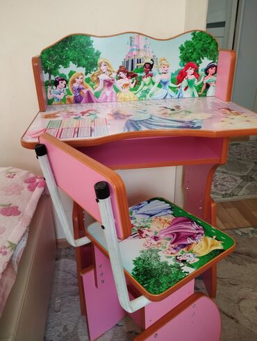 детский пластиковый стол: Детские столы Для девочки, Б/у
