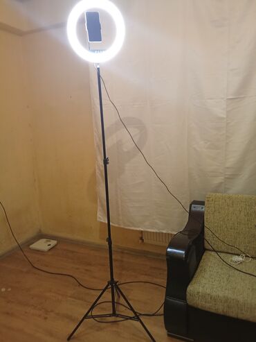 Digər foto və video aksesuarları: Bu halqalı işıq tripod ştativ üzərindədir və smartfon üçün inteqrasiya