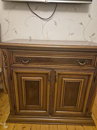 şuşəli dolab vitrini: Klassik üslubda vitrin dolabı dəsti - Material: taxta karkas, ön və — 6