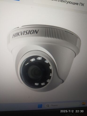 маленькие камеры наблюдения: Купольная камера Hikvision в белом корпусе, оснащенная инфракрасной