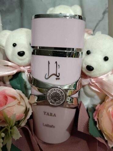 Parfemi: Crna bočica parfema Versace Crystal Noir sa fasetiranim čepom u obliku — 9