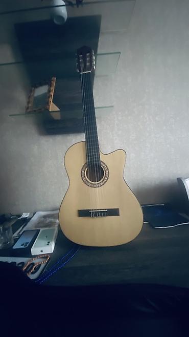 klassik gitara: Klassik akustik gitara – kəsikli (cutaway) korpus Üstnde çanta ve — 1