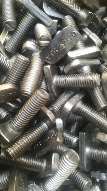 Šrafovi i matice: Opis: Velika količina metalnih šrafova, idealnih za širok spektar — 8